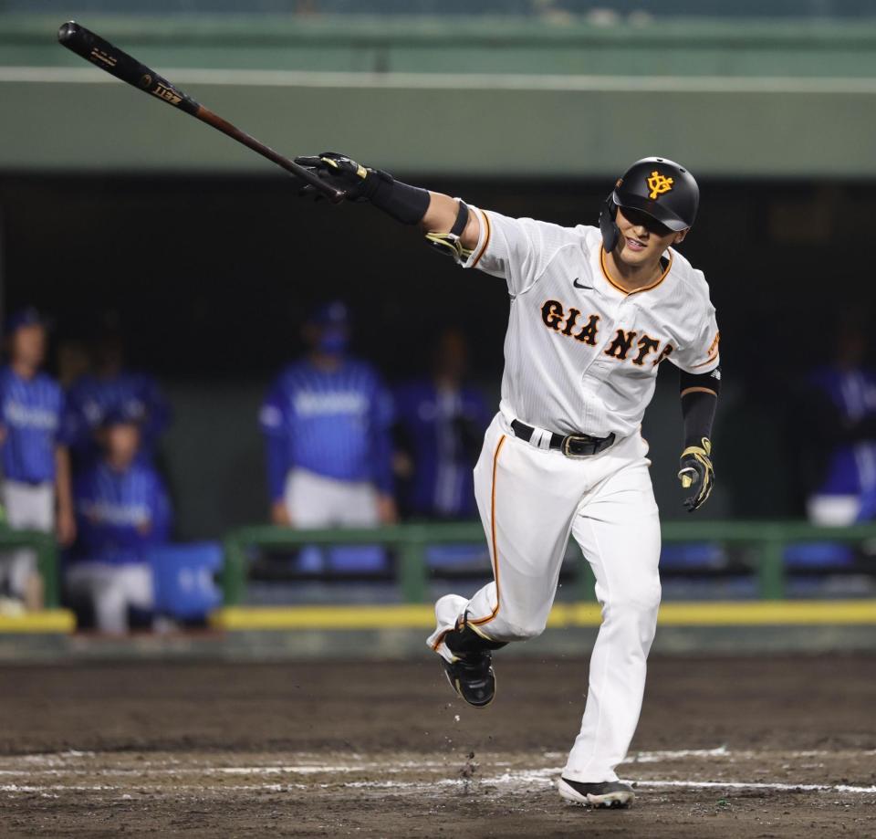 巨人・吉川尚輝が“確信歩き”の豪快1号2ラン！バットを一塁ベンチ方向