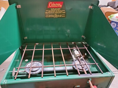 VINTAGE GREEN COLEMAN Camp Stove 425D TWO BURNER 1965 RED LEGS | eBay