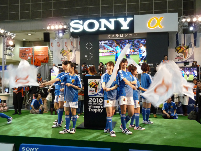 これが日本初上陸、2010FIFAワールドカップ優勝トロフィーだ！ - GIGAZINE