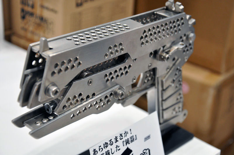 フルステンレスで作られた圧倒的質感の輪ゴム銃「銀狼」 - GIGAZINE