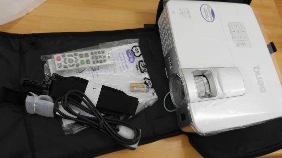 狭い部屋でも超短焦点でクッキリしたフルHD映像を投写できる