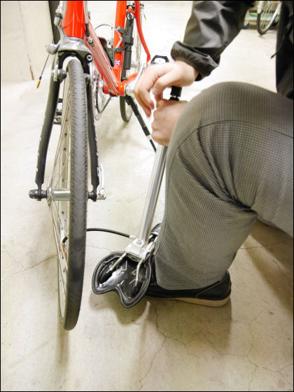 シートポストを外すとチューブ付き空気入れになる「タイヤポンプシート