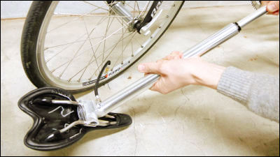 シートポストを外すとチューブ付き空気入れになる「タイヤポンプシート