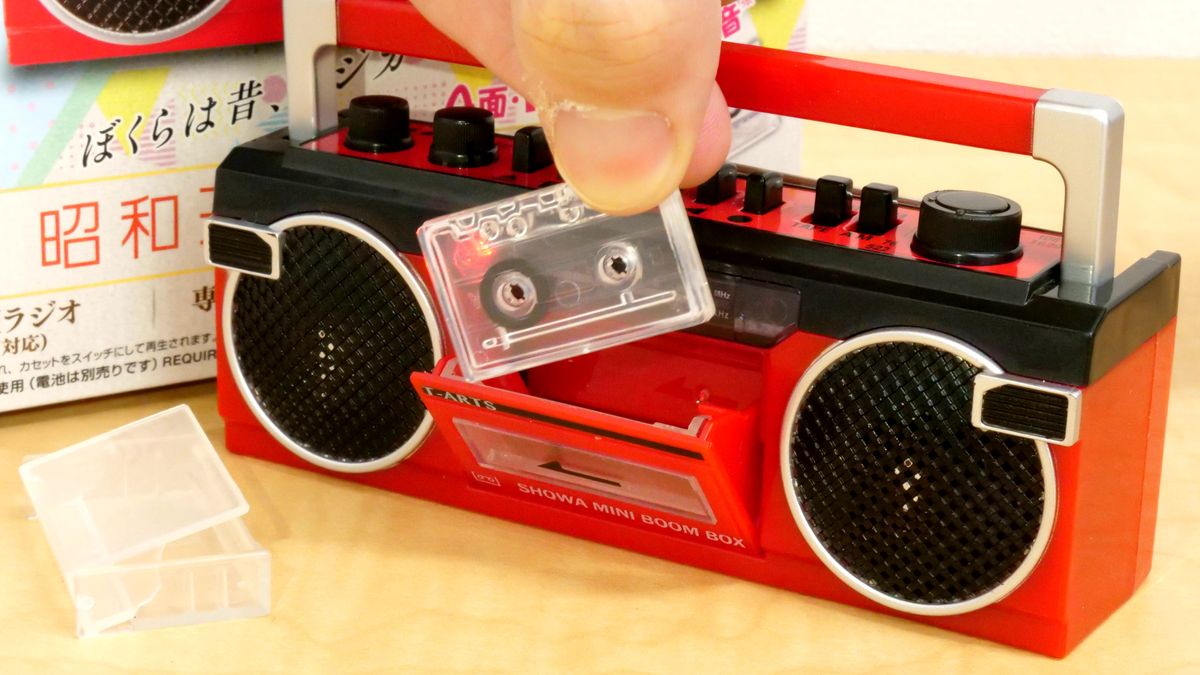 ミニカセットを差し込んでラジオの録音・再生ができる手のひらサイズの