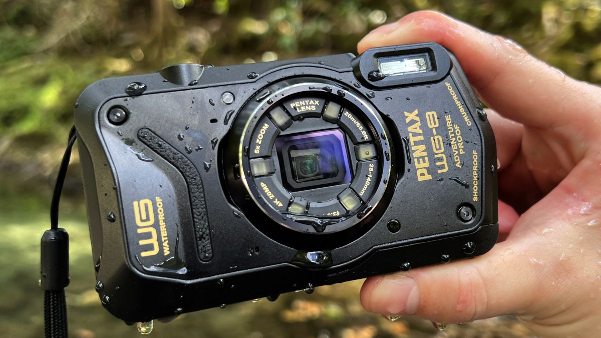 水中撮影も難なくこなす頑丈デジカメ「WG-8」を川遊びに持ち出して