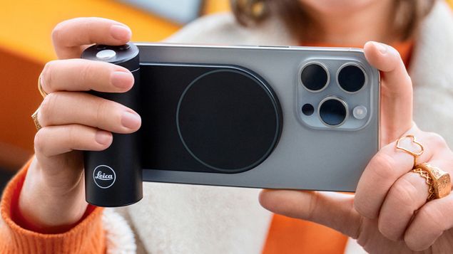 ライカから約5万円のiPhone用カメラグリップ「Leica LUXグリップ」が