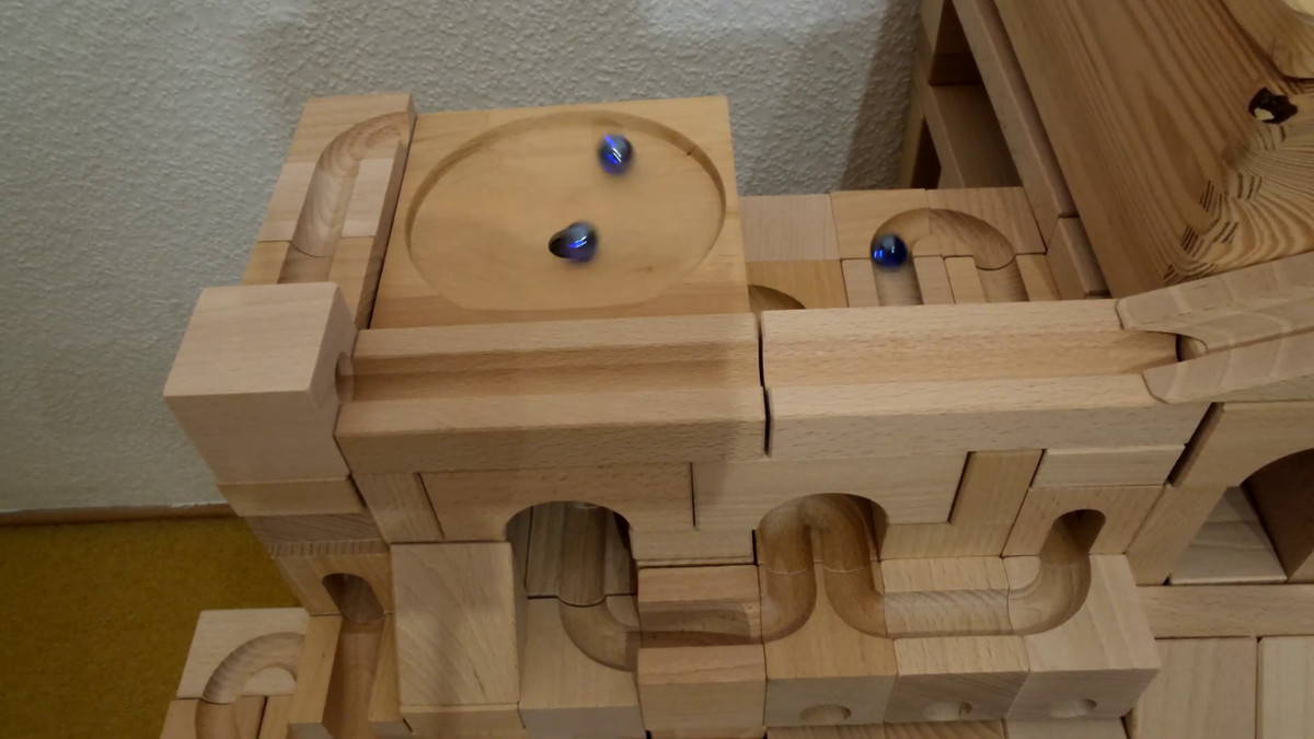 木製玩具CUBOROで作られたビー玉転がしのロングランコース - GIGAZINE