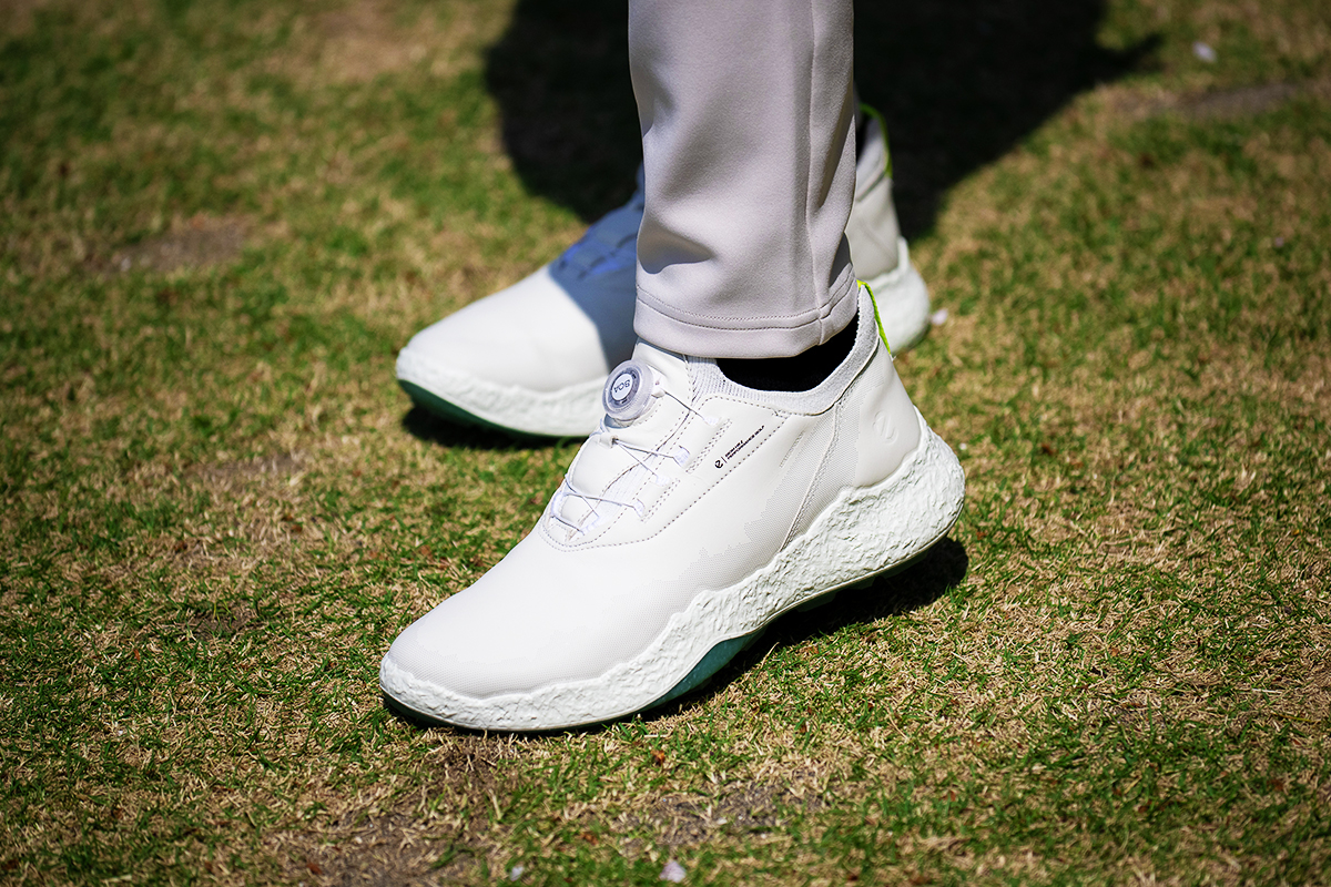 足首から足裏まで 極上の密着感はまさに“シームレス” エコー「BIOM H5