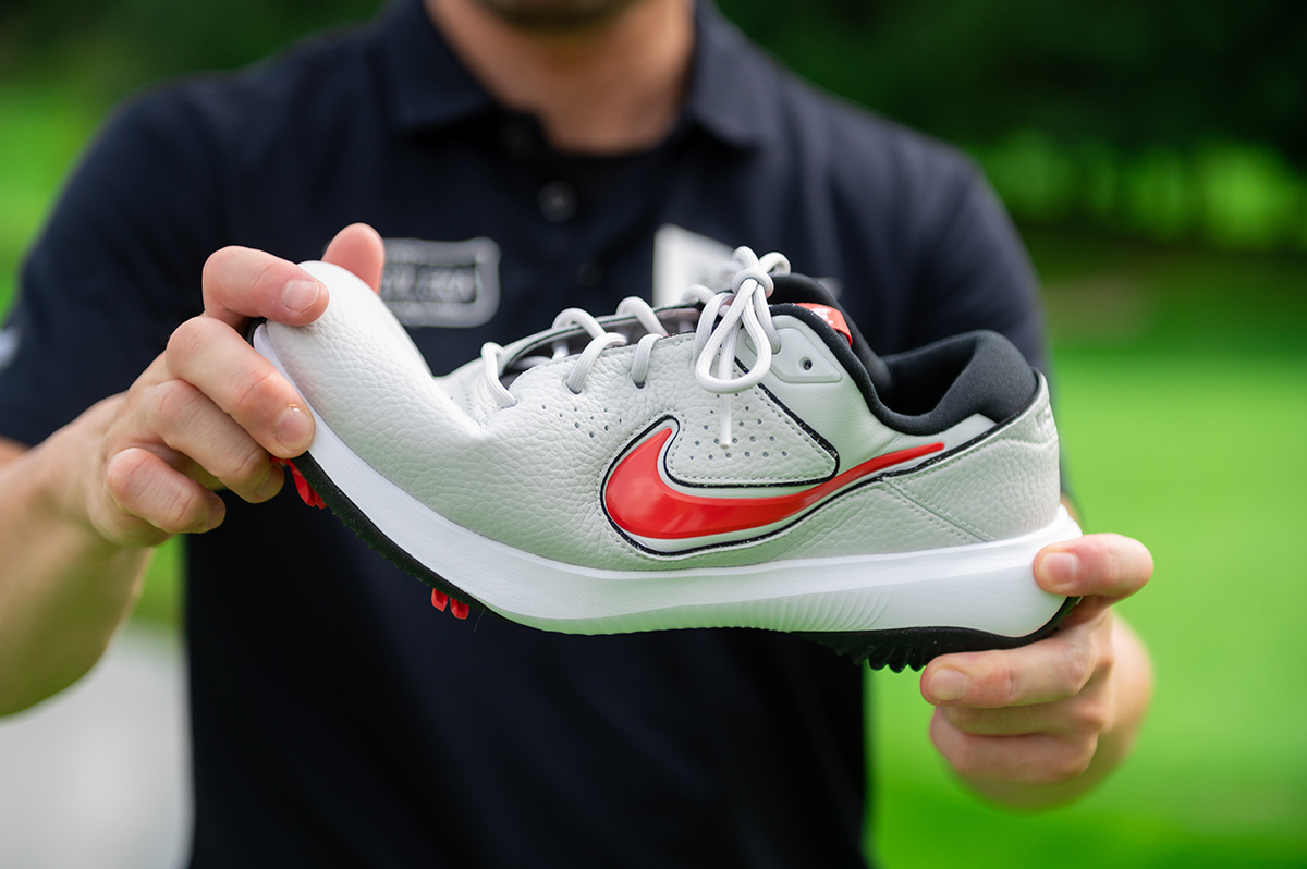 ナイキ「ビクトリー プロ 3」を試し履き たわんで食いつく“新感覚