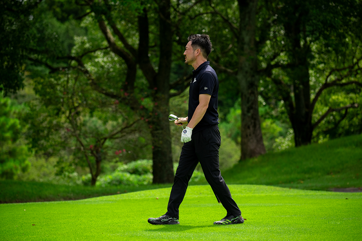 アディダス「コードカオス レースレス グリッチ」を試し履き 靴ひもが