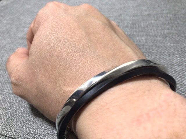 トルネードバングルをレビュー！ブルーナボインのアクセサリーは鉄板の