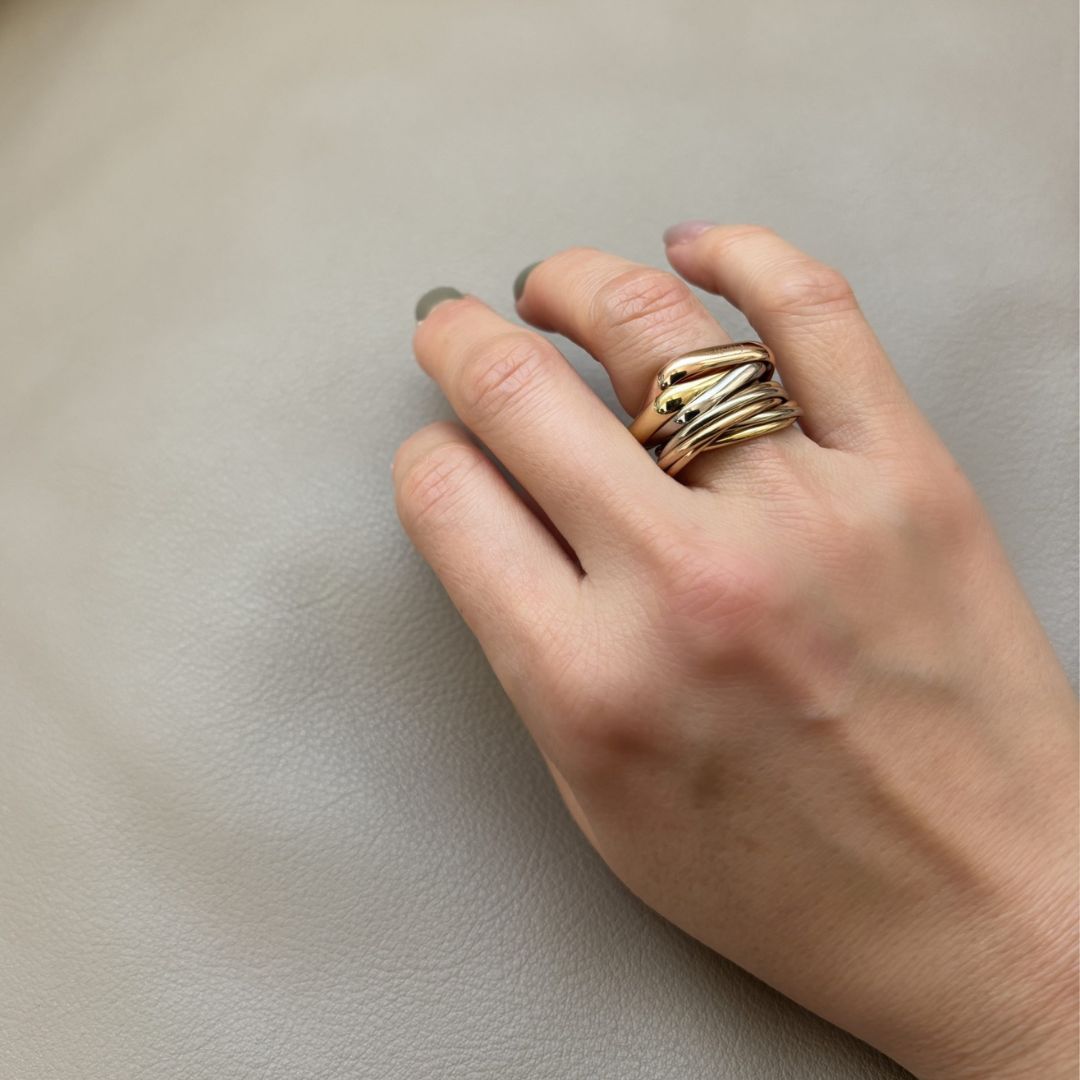 カルティエ新作の四角い「トリニティ」が想像以上に合わせやすい