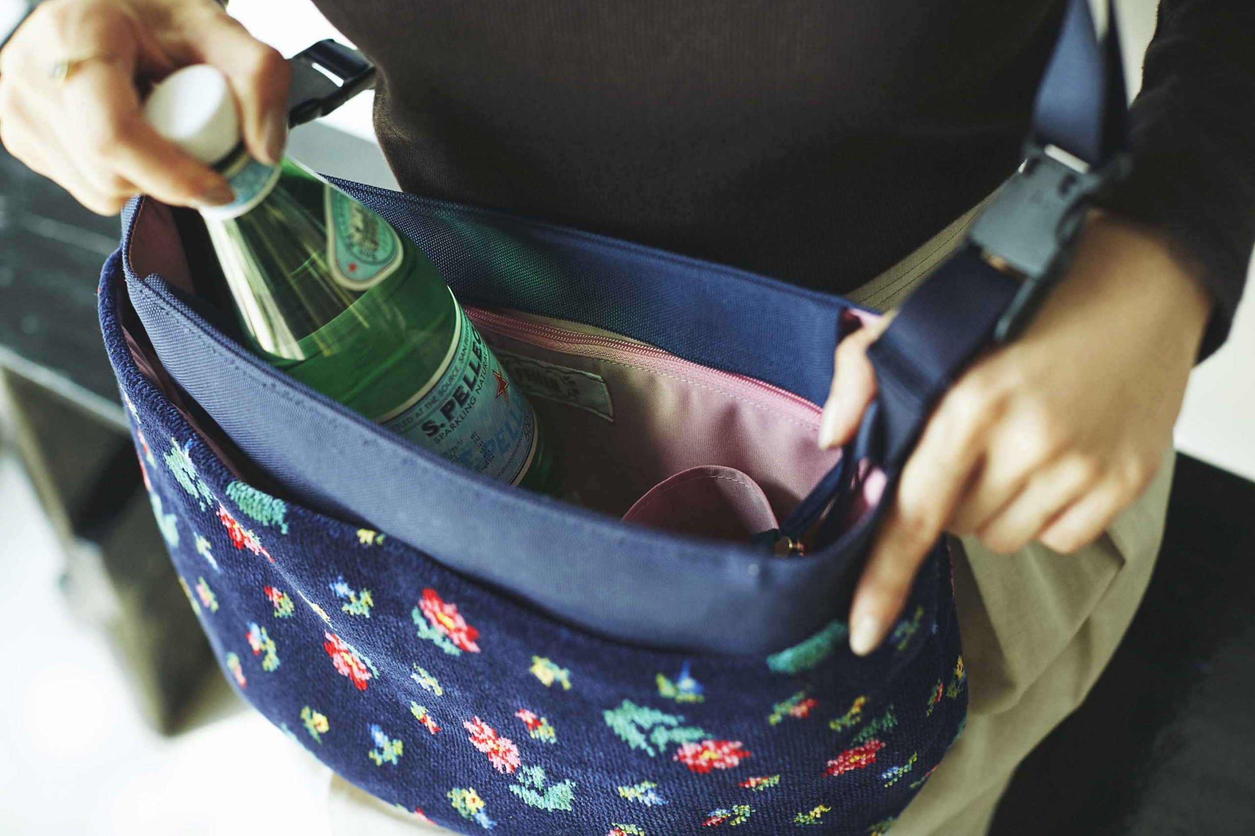 そのまま出かけられる！大容量ベビーカーバッグが便利すぎ | VERY