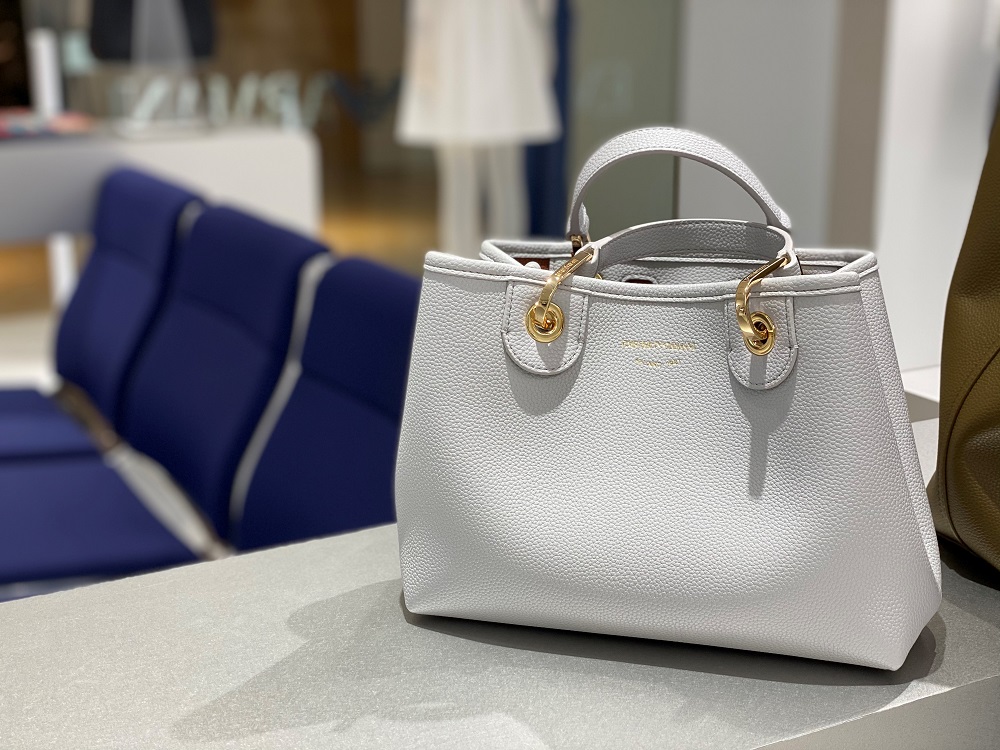 カスタマイズも！「エンポリオ アルマーニ」のトートが使えすぎ | VERY