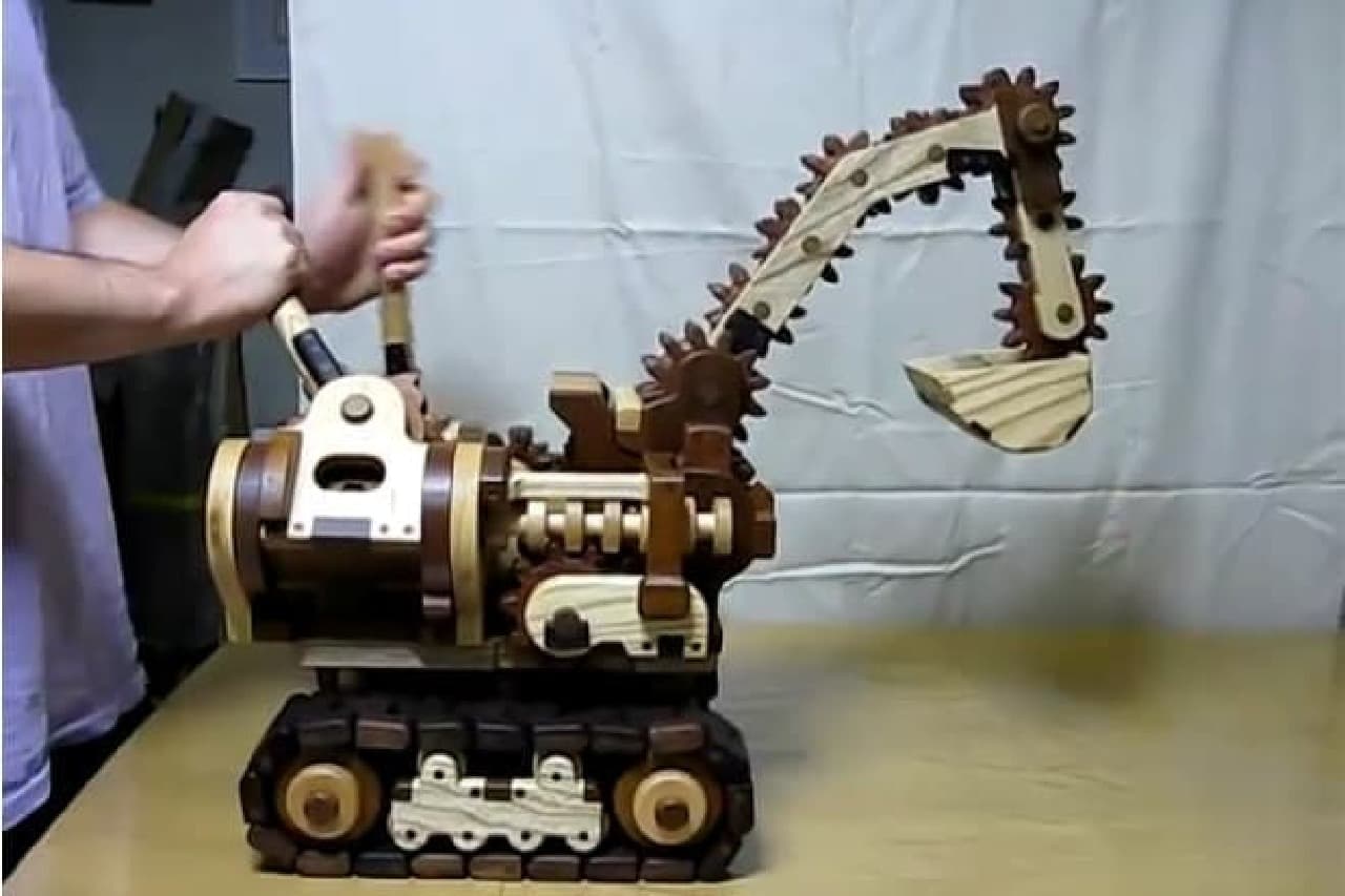 木でできた超小型ショベルカーがすごい―レバーで自在に操作可能