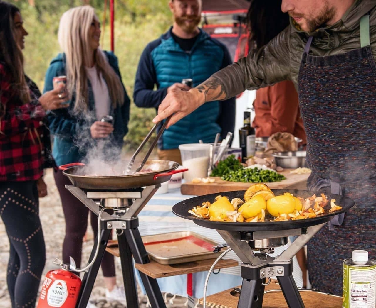 キャンプ飯はスキレットで調理すればもっとおいしい！ クッキング