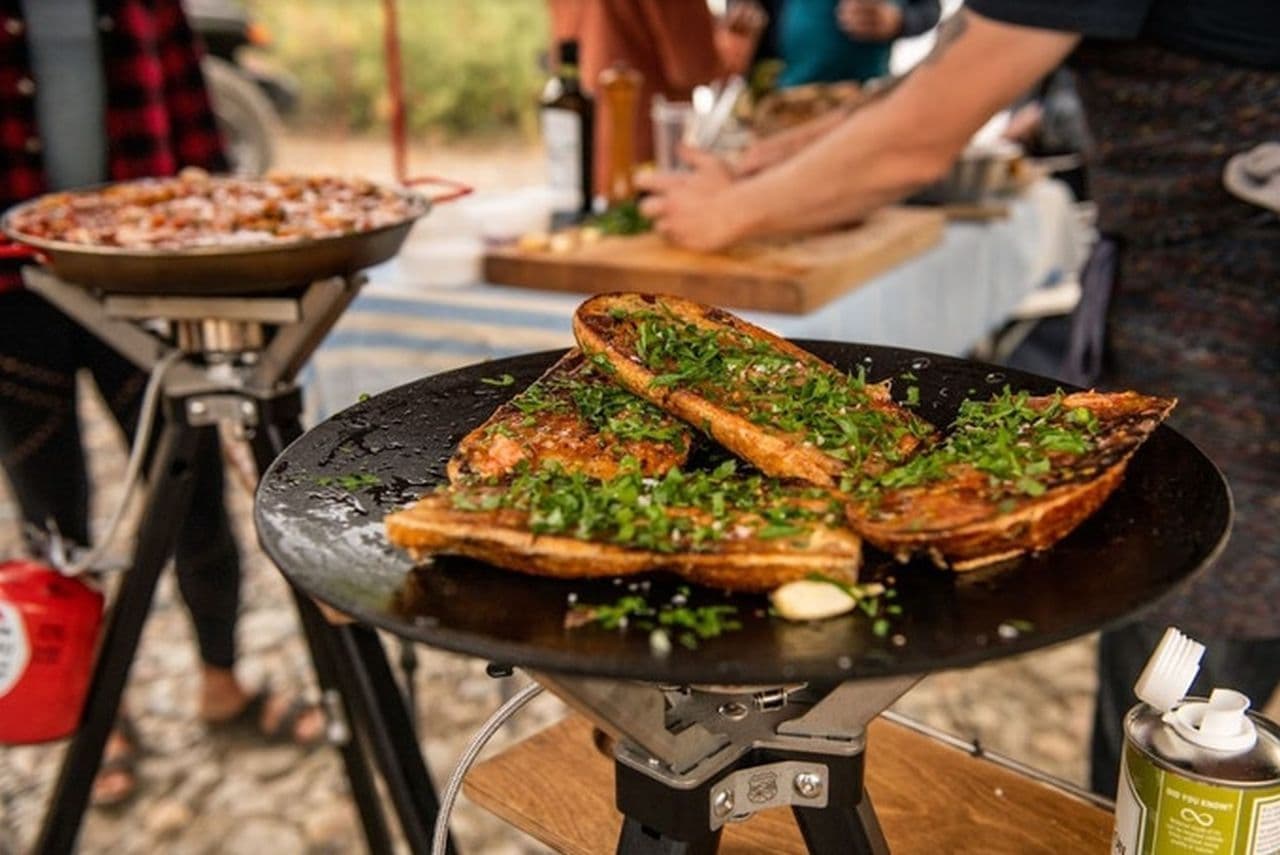 キャンプ飯はスキレットで調理すればもっとおいしい！ クッキング