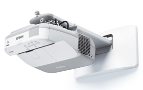 投影距離18.7センチで80型、エプソンが超短焦点プロジェクター