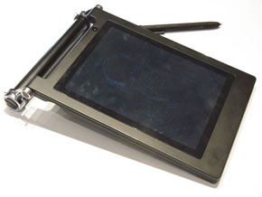 日本発のオルタナ・タブレット「enchantMOON」は“魔法の紙”になれるか