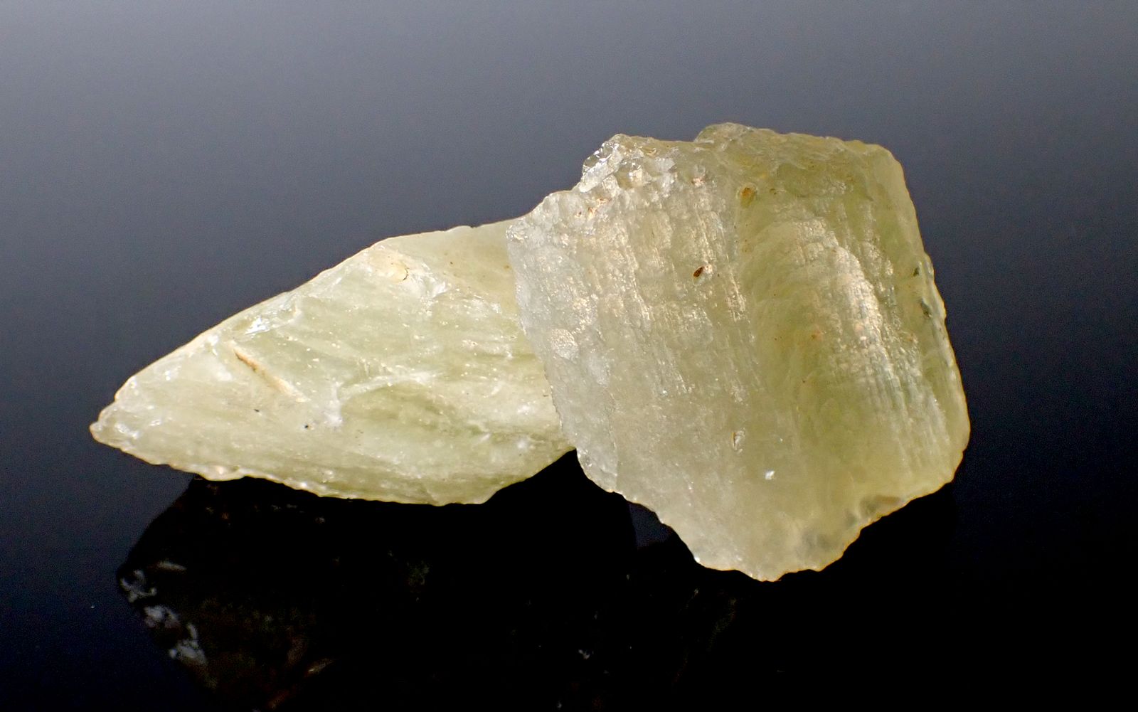 隕石がもたらした奇跡「リビアングラス」 古代ファラオも魅了した希少