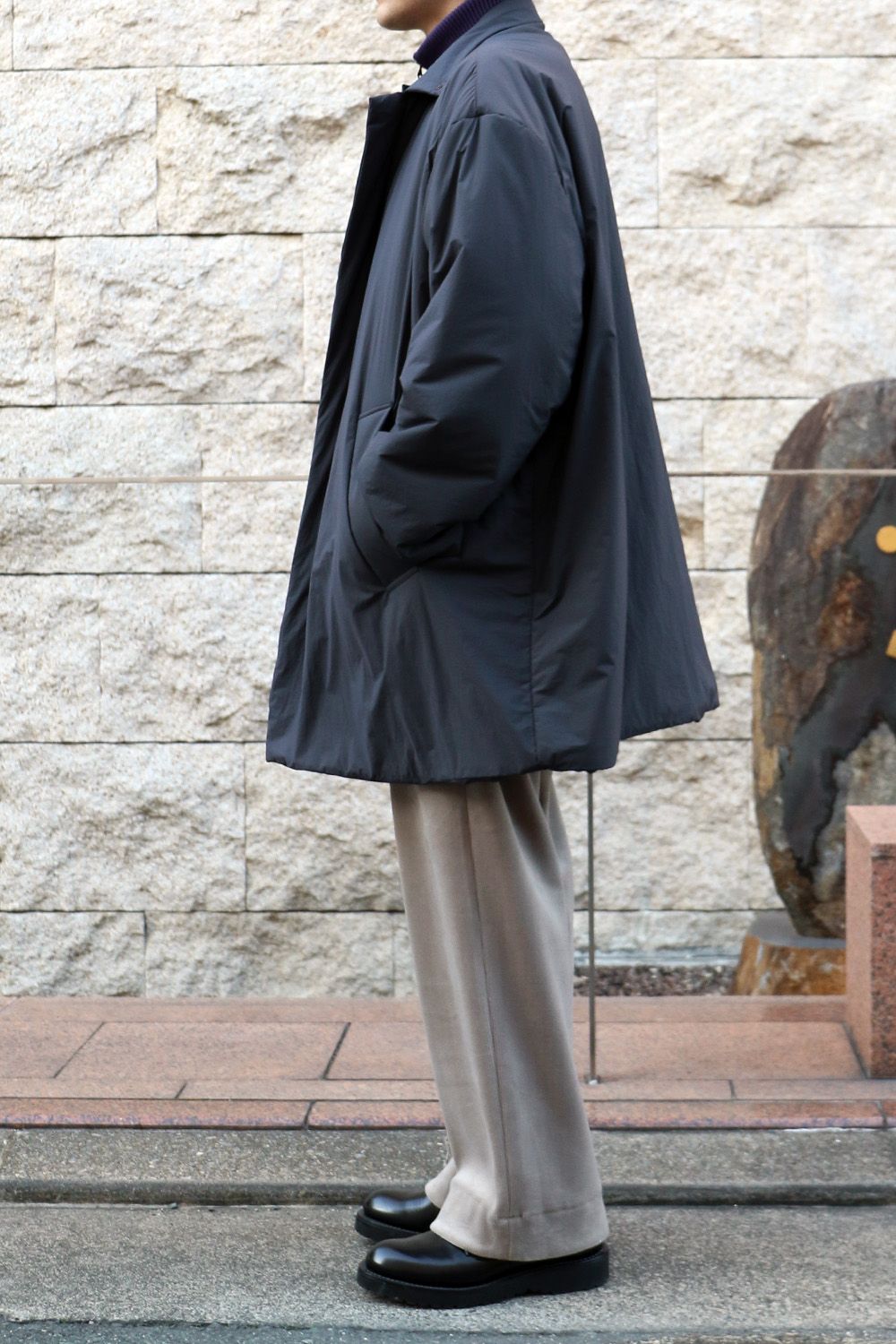 早くも完売間近！N.HOOLYWOODのBALMACAAN COATを着用した