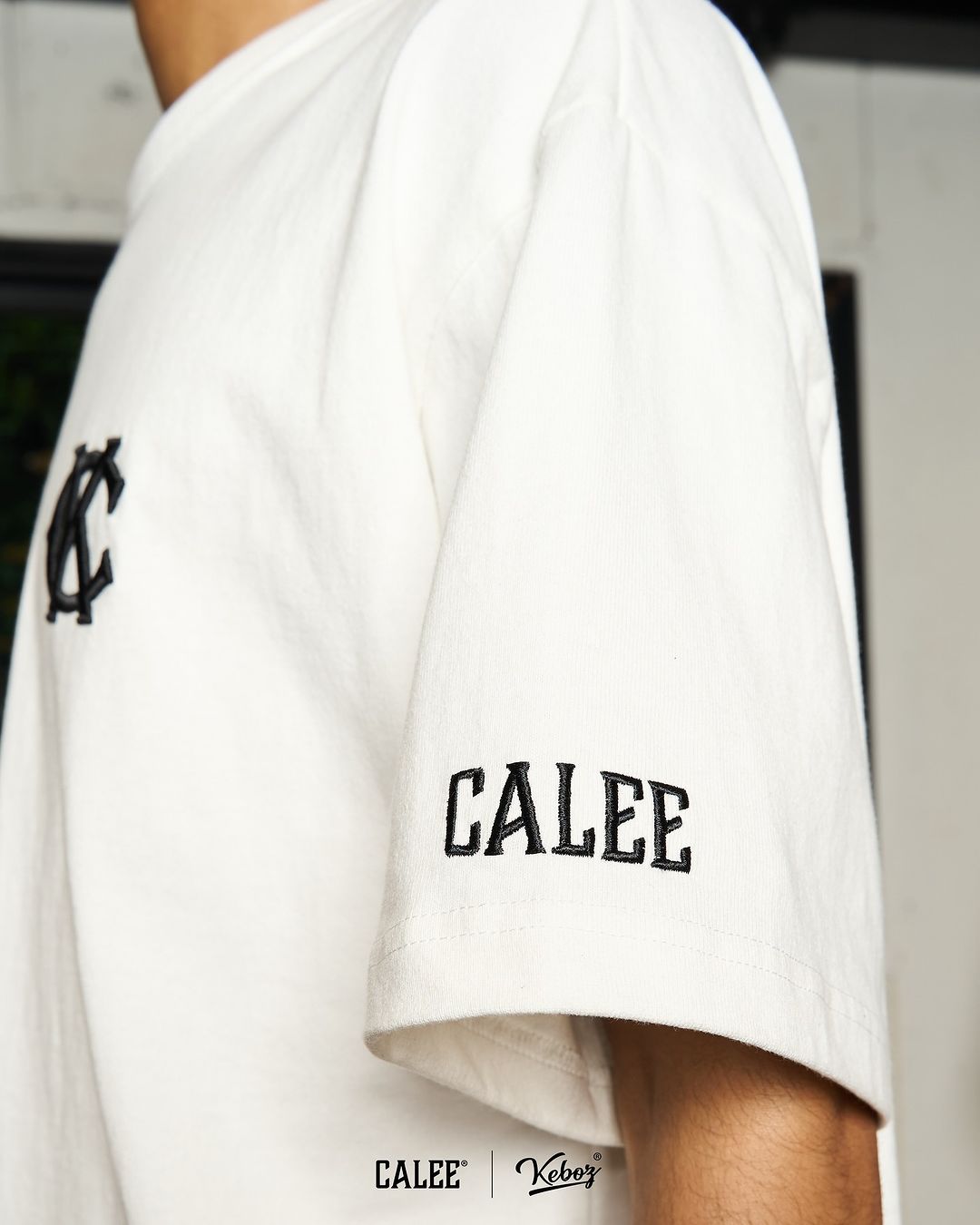 CALEE - × KEBOZ CLASSIC LOGO S/S TEE (WHITE) / ケボズ コラボ T