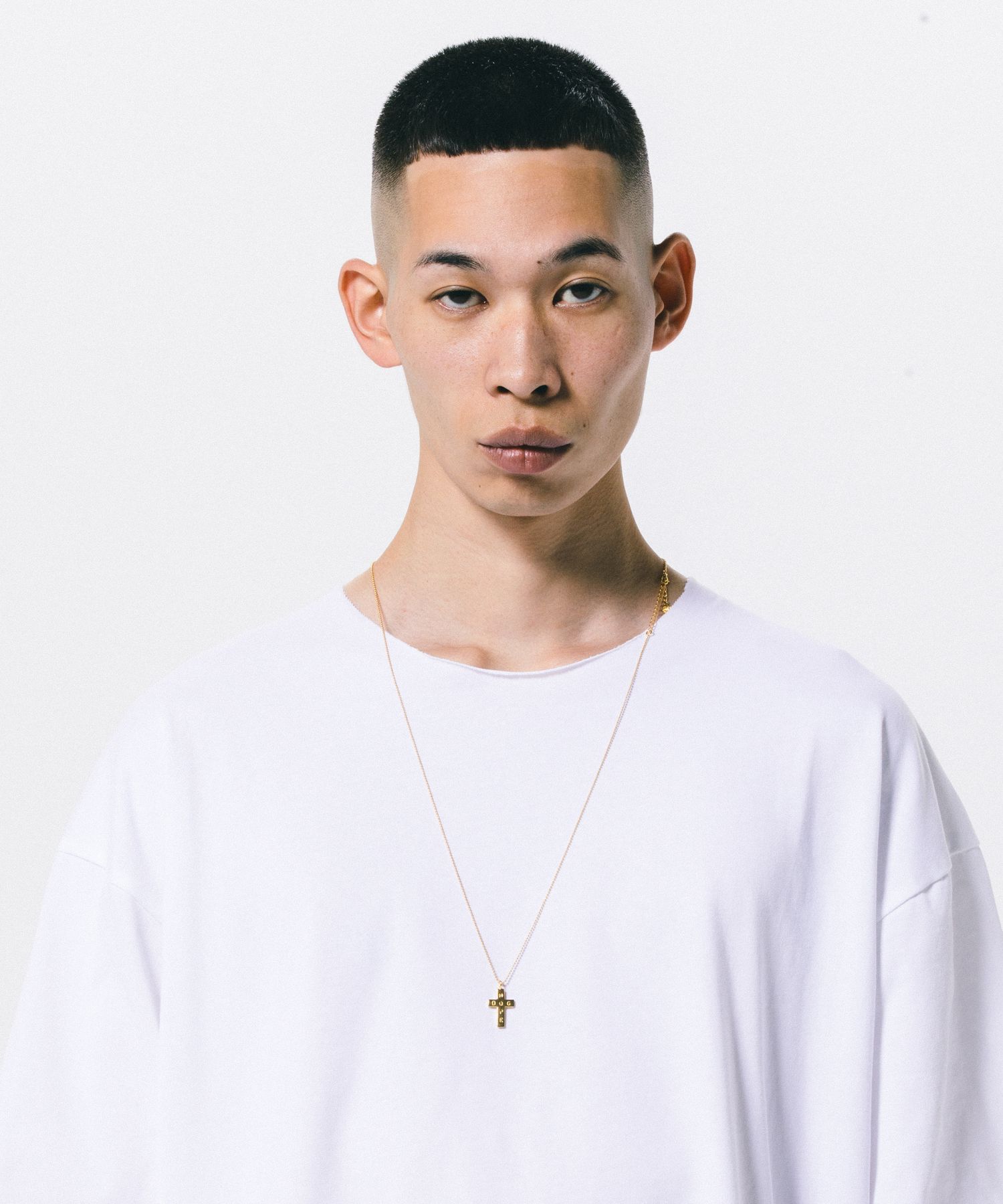 Tシャツコーデに上品さが加わるROTTWEILERのクロスネックレス。 | LOOPHOLE