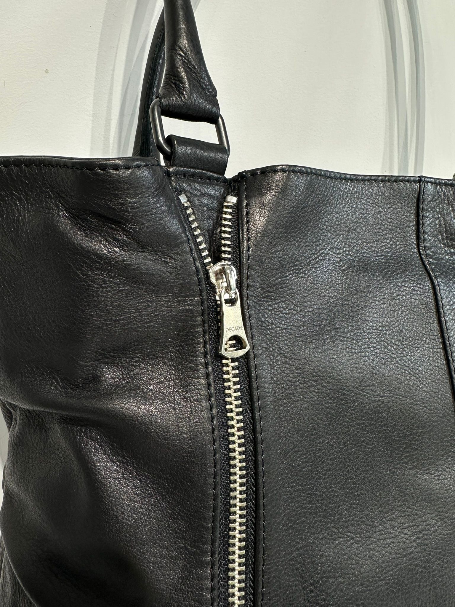 DECADE - オイルドカウレザー ダブルジップトートバッグ / DCD-01028