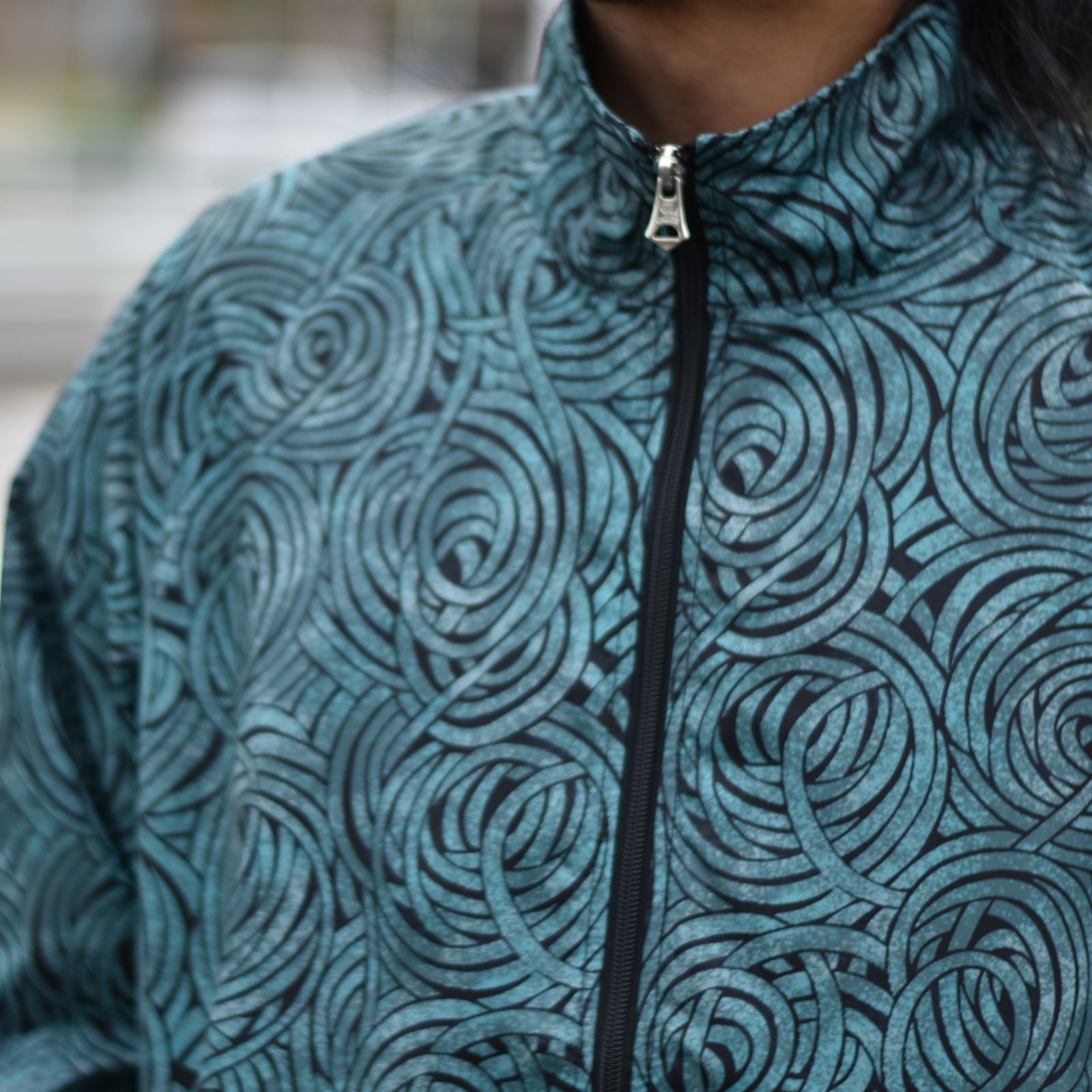 CALEE - ALLOVER SPIRAL PATTERN TRACK JACKET (BLACK.TURQUOISE