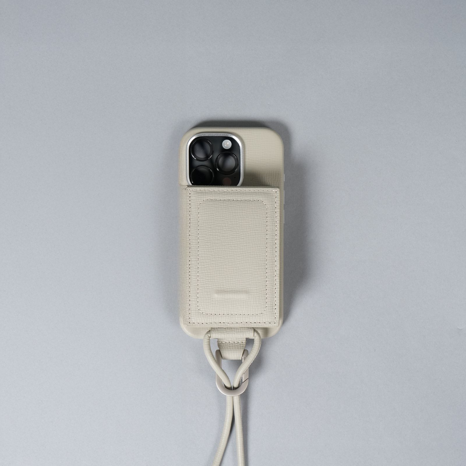 objcts.​io - レザーストラップ付iPhoneアクセサリー - ウォレット