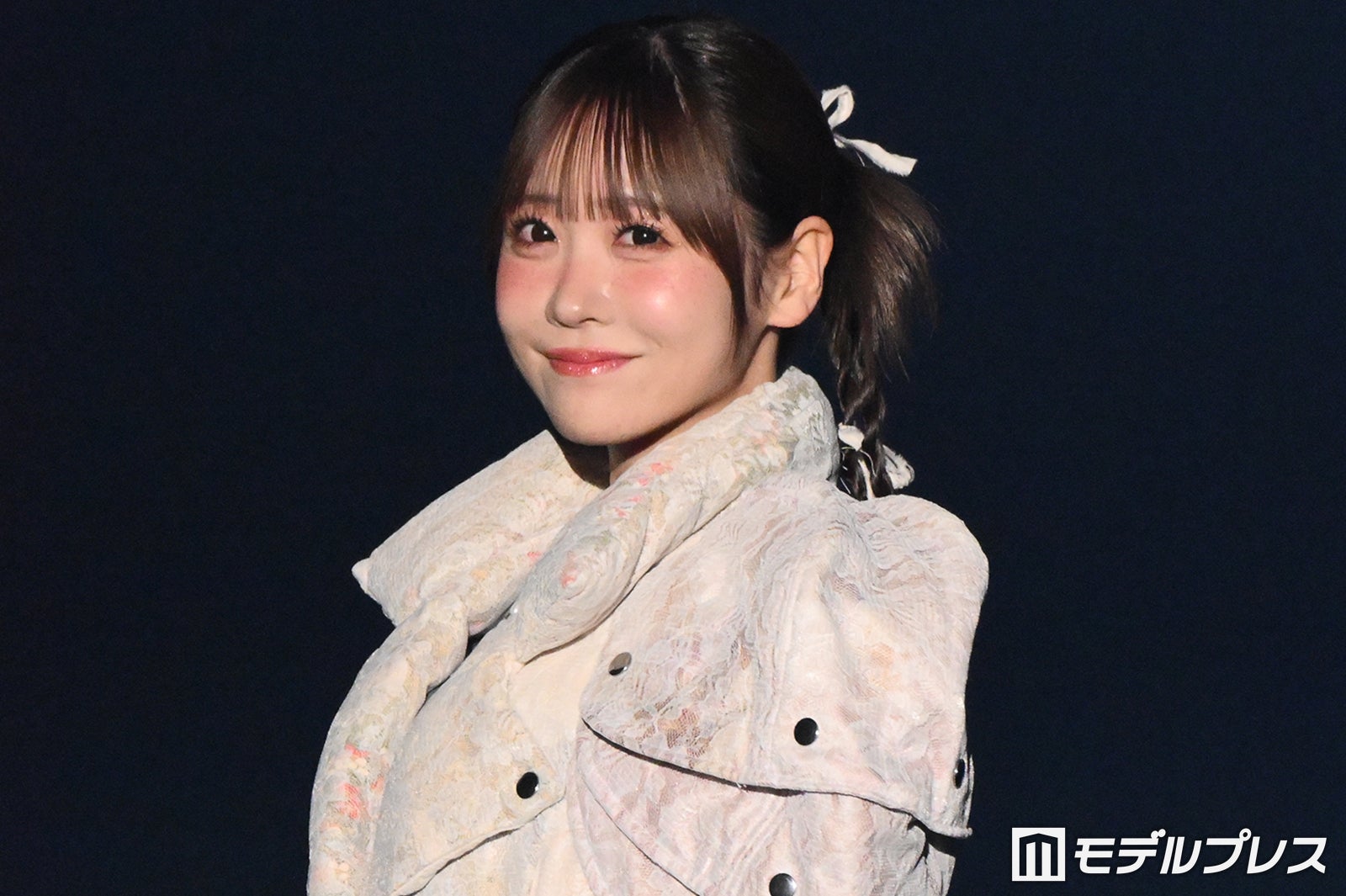 FRUITS ZIPPER櫻井優衣、大ぶりベルト×パフスリーブ着こなす 笑顔に