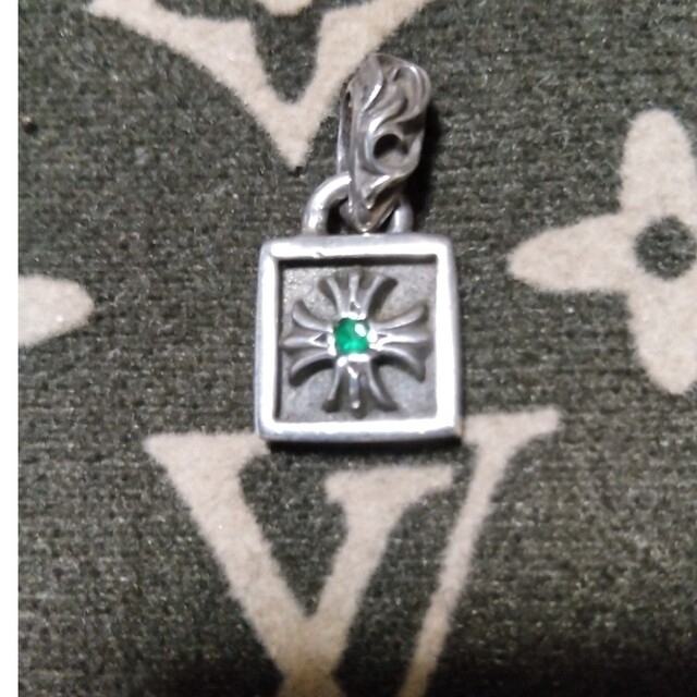 クロムハーツ フレームドチャームwithエメラルドの通販はau PAY