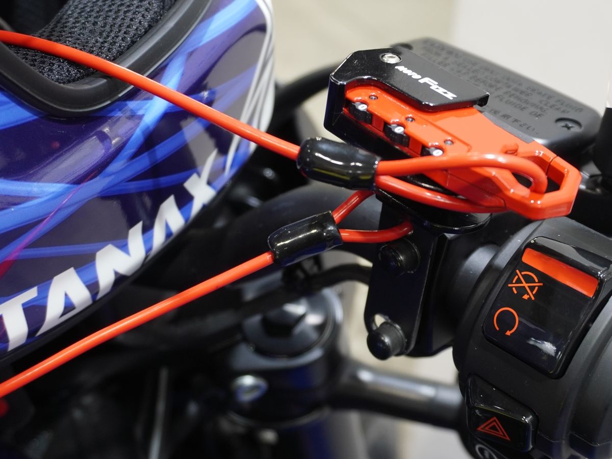 タナックス（moto Fizz）が参考出品していたヘルメットロックが便利