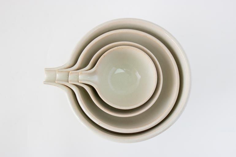 日常に静かな喜びを与える小久慈焼の象徴的な器、片口