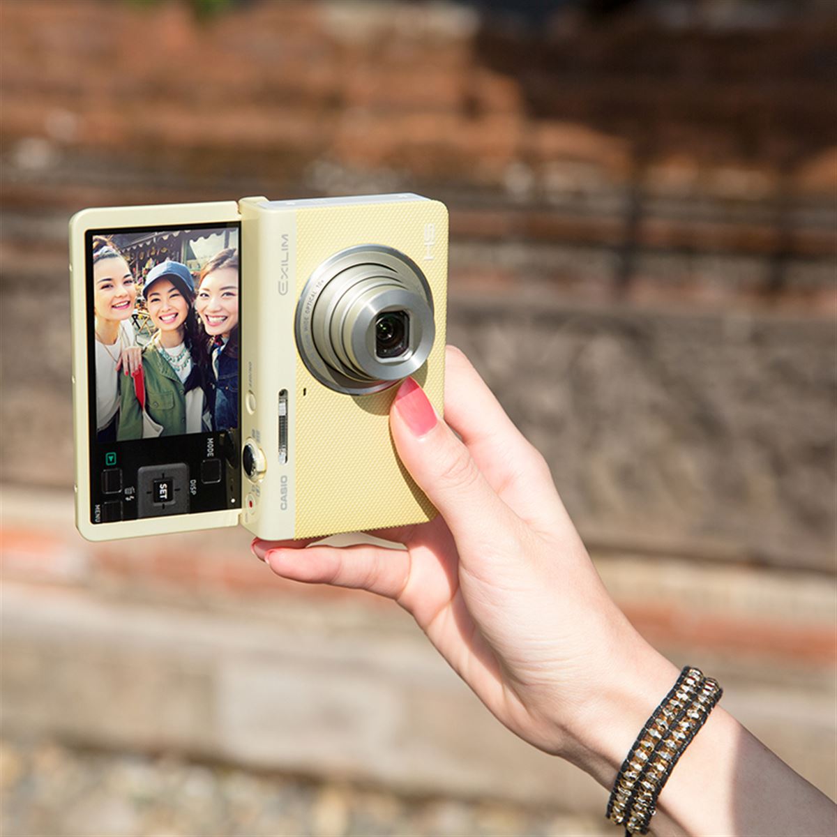 カシオ、自撮り画像を判別してスマホに自動送信する「EXILIM EX-ZR70