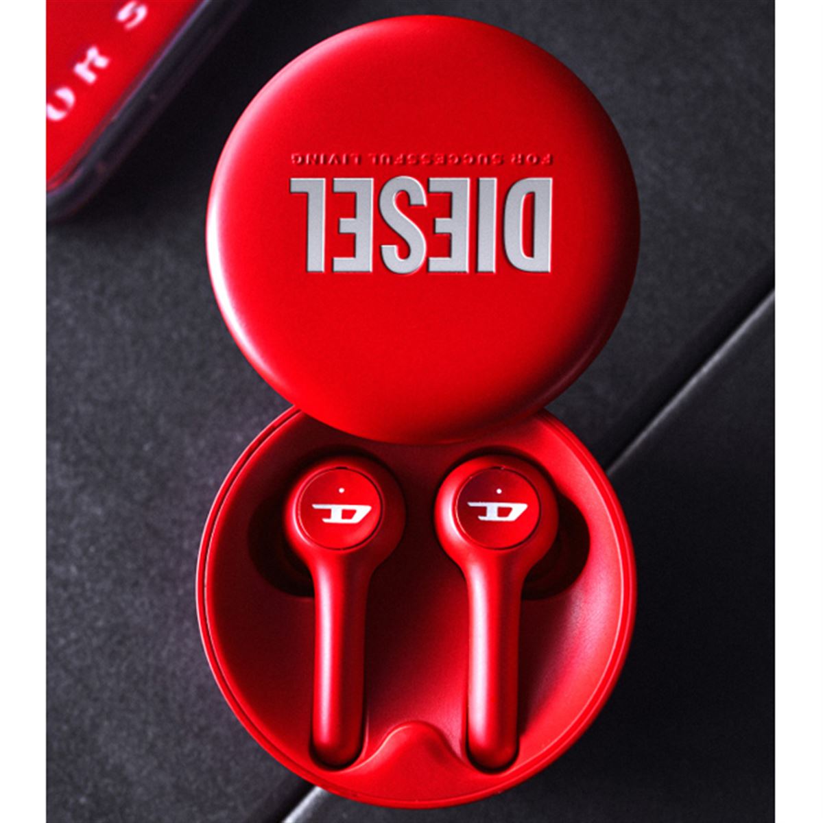 DIESEL初の完全ワイヤレスイヤホンが発表、シルバーメタルリックのロゴ