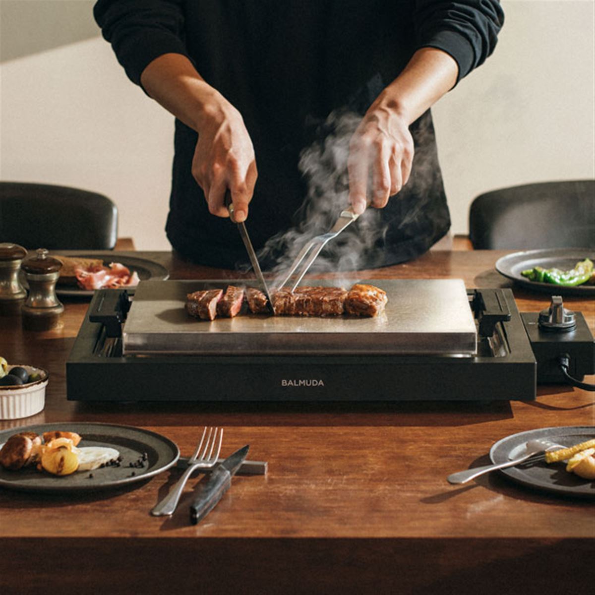 バルミューダ、“調理エンタメを楽しめる”ホットプレート「BALMUDA The