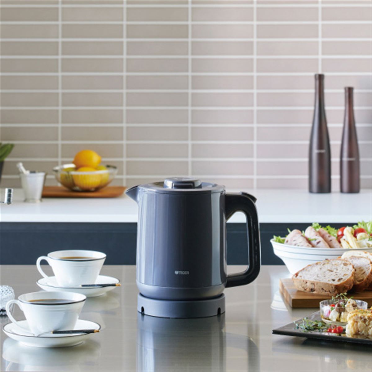 タイガー、約45秒でカップ1杯分を沸かせる「蒸気レス電気ケトル PCJ