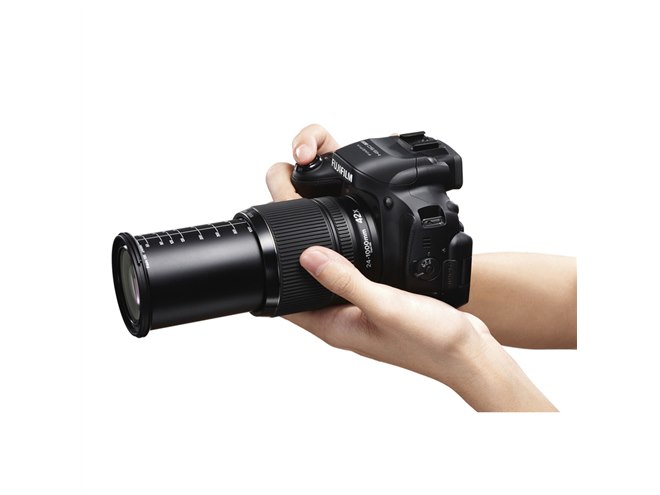 富士フイルム、バリアングル液晶採用の光学42倍ズーム「FinePix