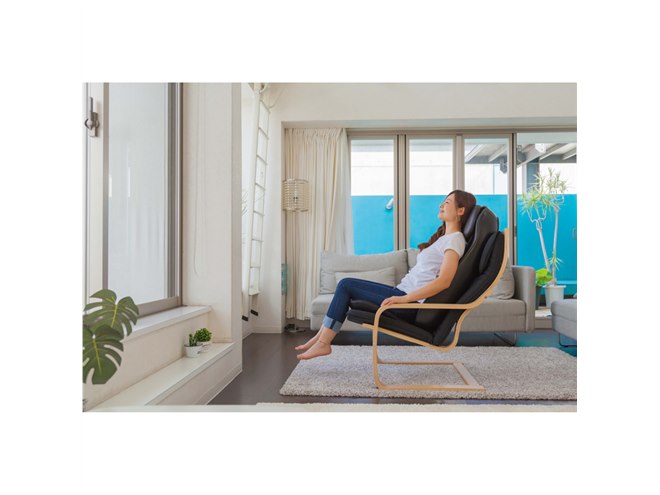 もみ、たたき、指圧、振動”対応の薄型折りたたみ式マッサージチェア