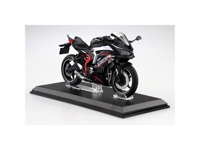 1/12スケールの「KAWASAKI Ninja ZX-25R」がブラックなど3色で登場