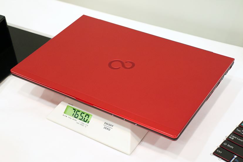 軽くて頑丈！ 富士通から約777gの世界最軽量13.3型ノートパソコン登場