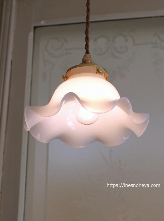 ミルクグラスのフレンチシェード（ウエーブミルク） - フランス