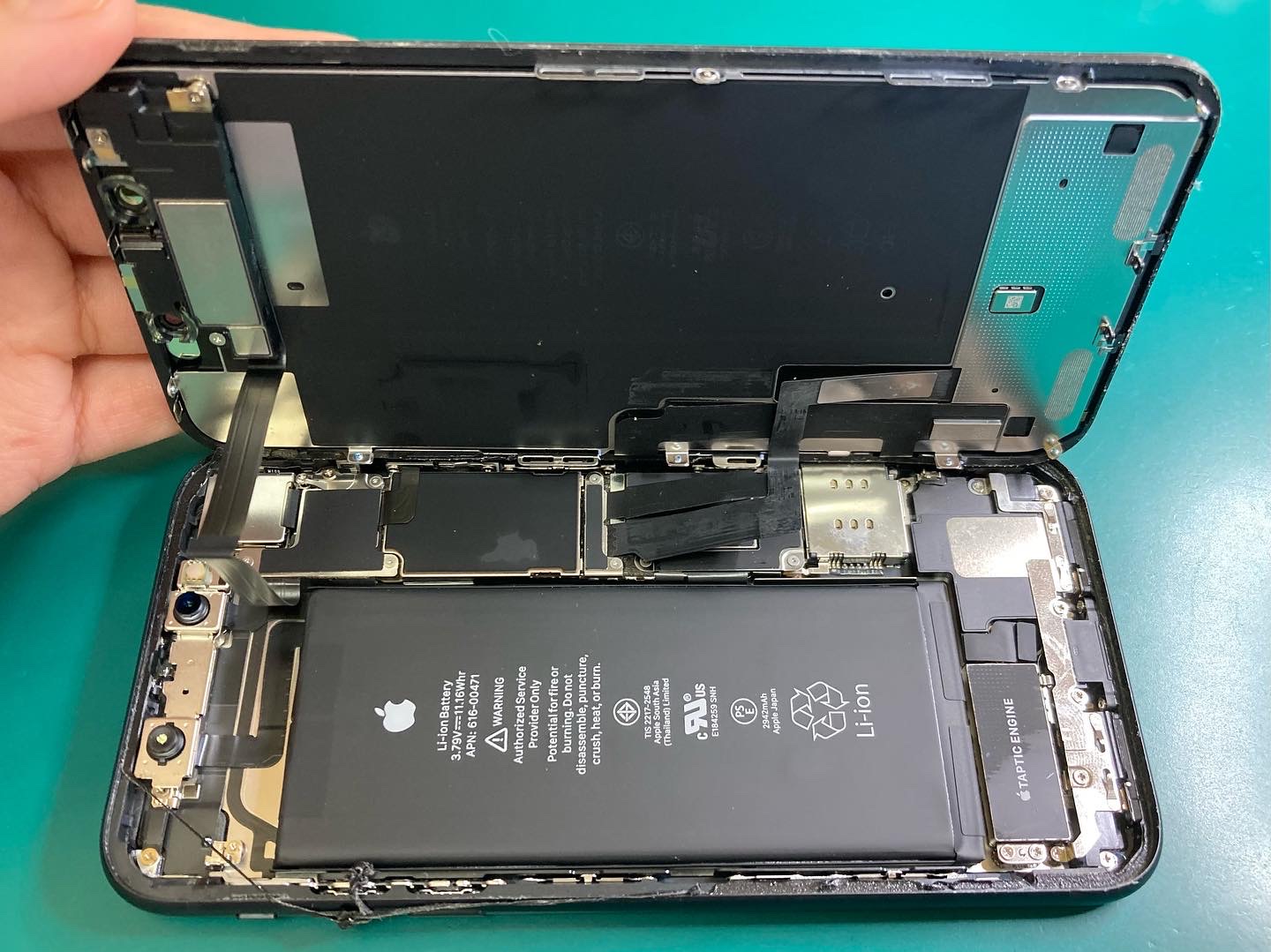 朝起きたら電源がつかなくなっていたiPhoneXRの修理のご依頼をいただき