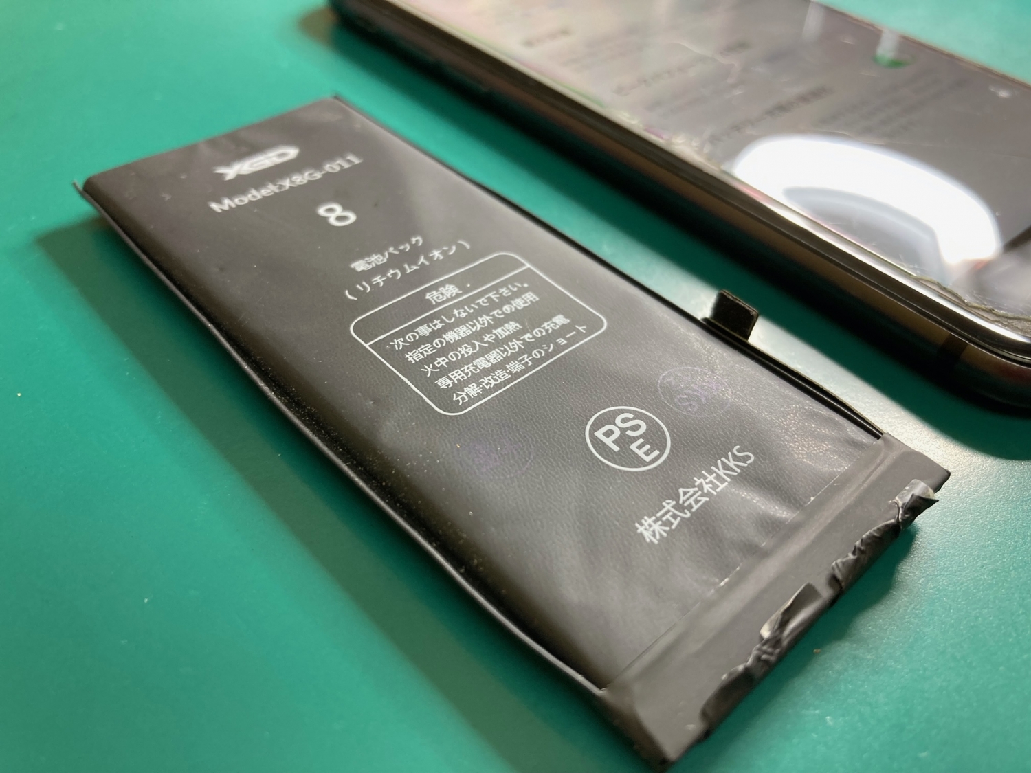 ガスが発生して膨らんだiPhone8バッテリーの交換作業をさせていただき