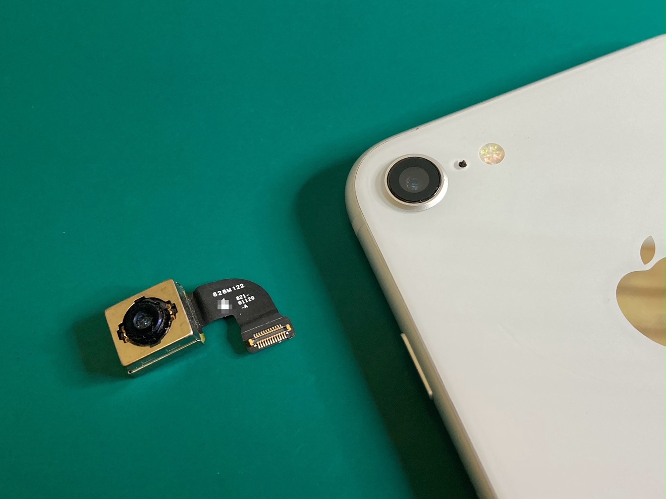 カメラレンズが割れ、アウトカメラのピントが合わないiPhone修理のご