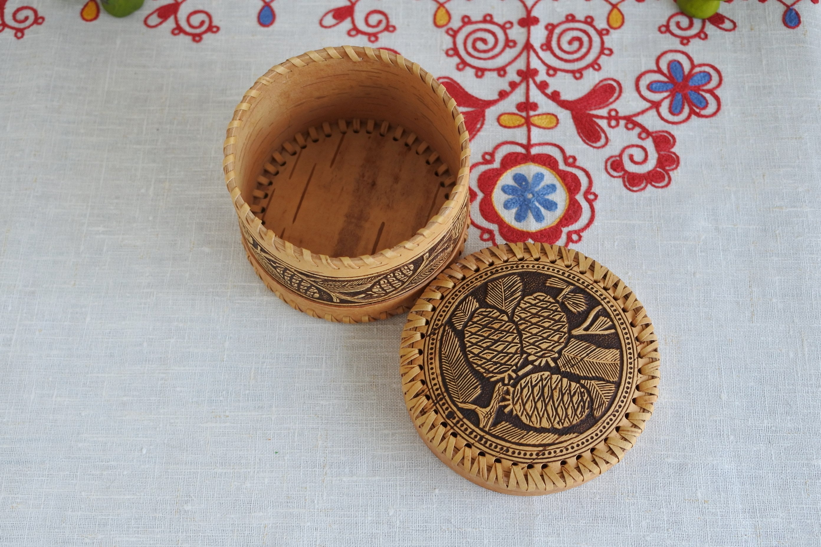 白樺細工ベレスタ 円形の箱 シベリア杉の実 白樺樹皮 木製小箱 ロシア