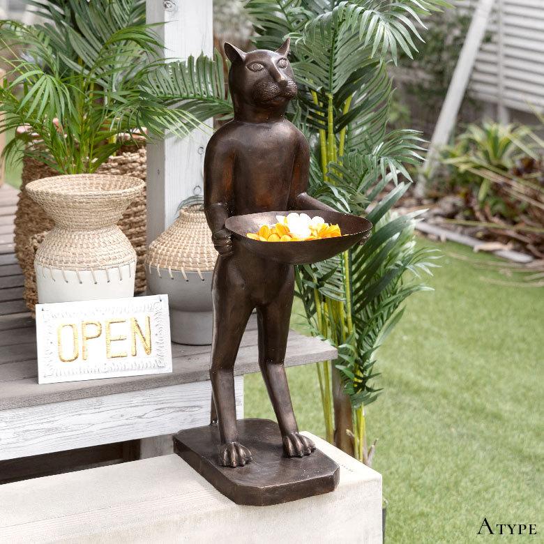 お皿を持ったブロンズ製の大きな特大バリネコ像 12960 : アジア工房