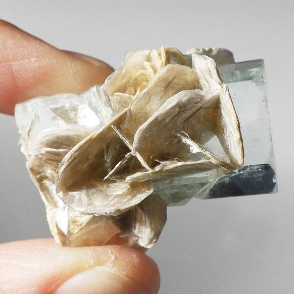 アクアマリン with モスコバイト 結晶 原石 パキスタン産 天然石