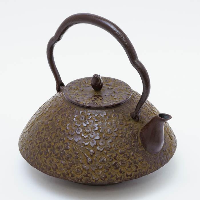 南部鉄器 鉄瓶 送料無料 伝統工芸士 佐藤勝久”東屋 桜 桐箱付